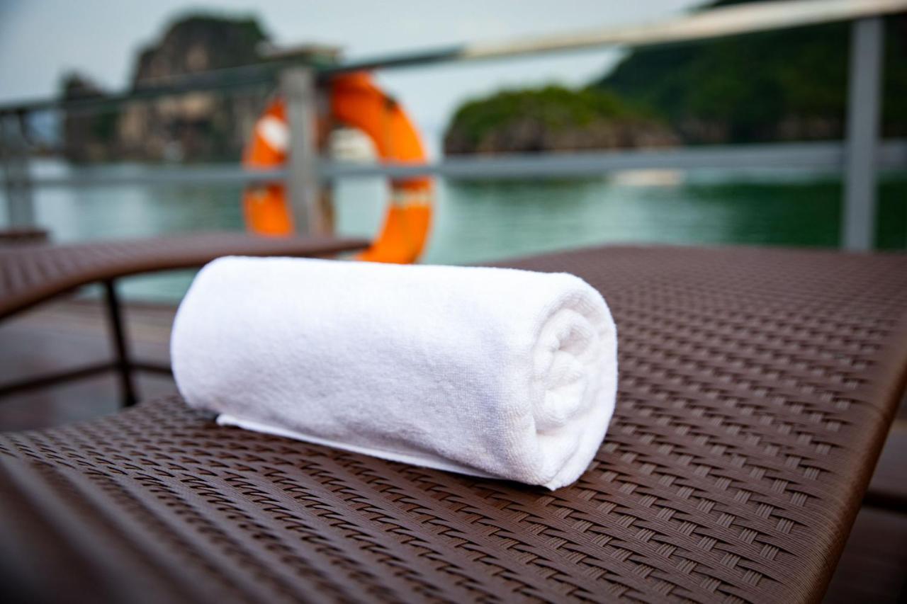 Seasun Boutique Cruise Hotel Ha Long Exterior photo