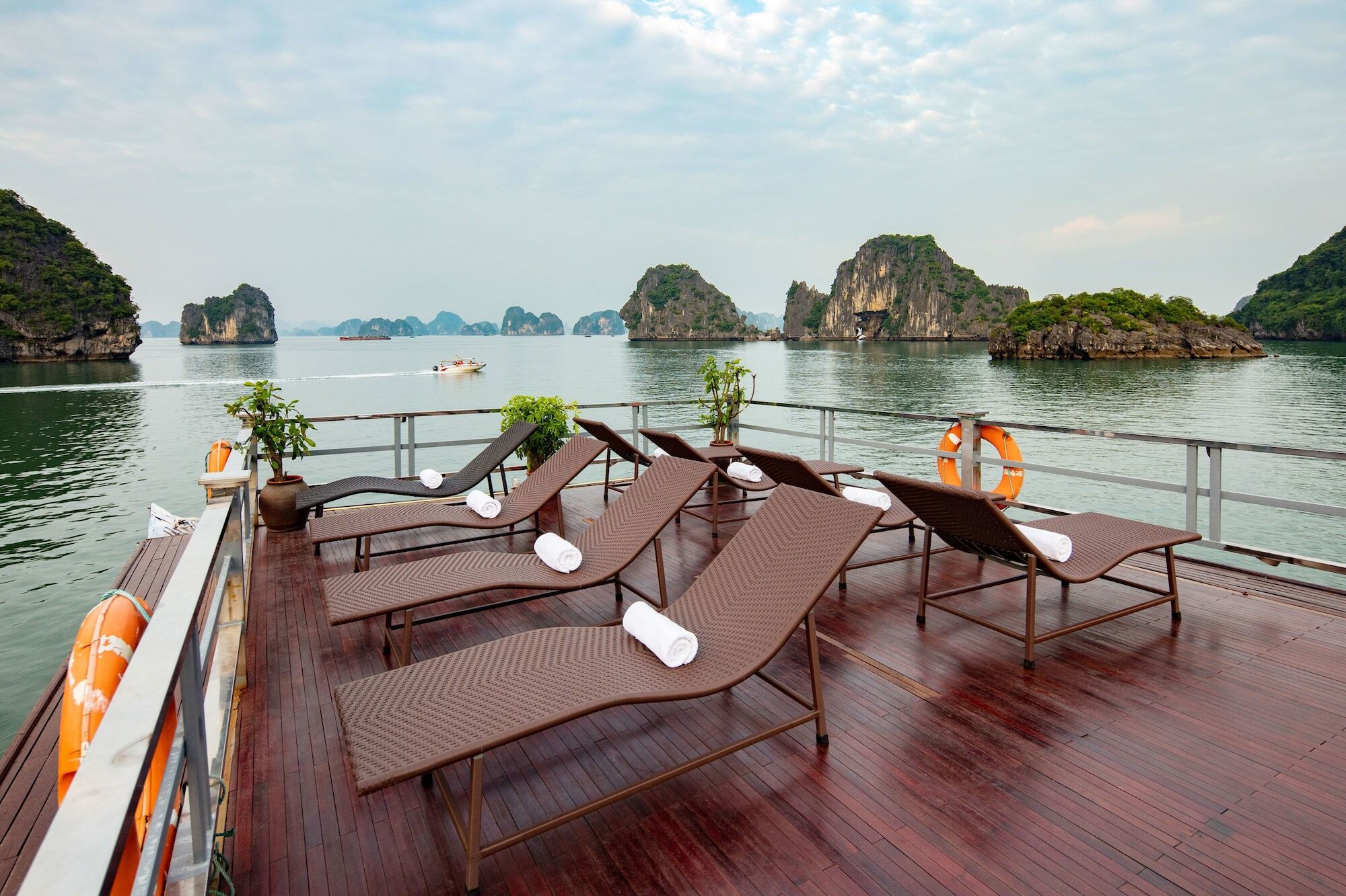Seasun Boutique Cruise Hotel Ha Long Exterior photo